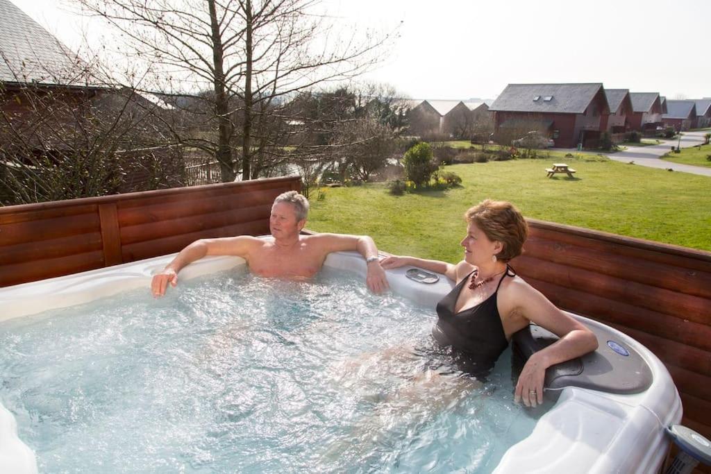 Skylark Sleeps 8 Private Hot Tub & Dogs Welcome Nr Padstow, Resort Pool Bar & Watersports St Columb Major エクステリア 写真