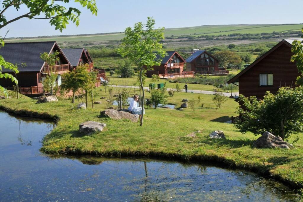 Skylark Sleeps 8 Private Hot Tub & Dogs Welcome Nr Padstow, Resort Pool Bar & Watersports St Columb Major エクステリア 写真