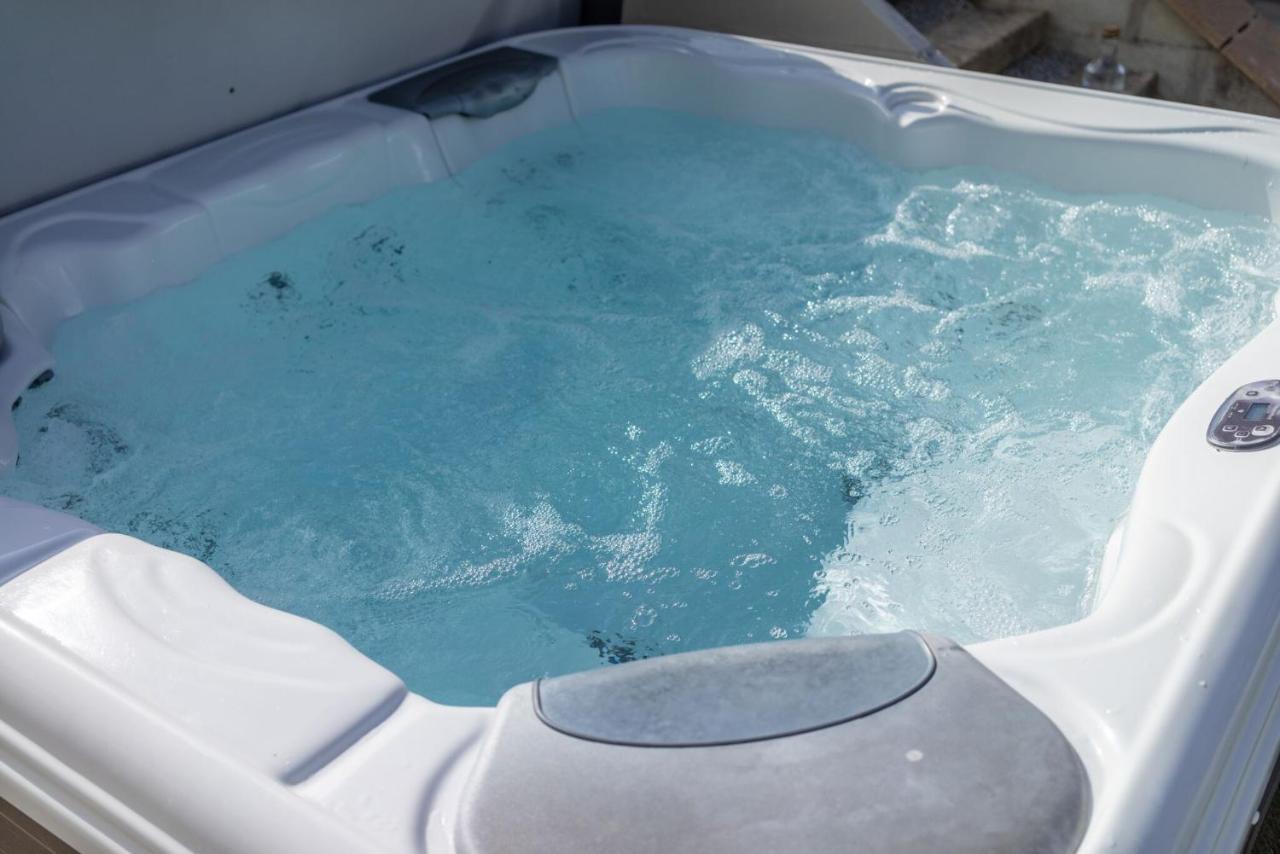 Skylark Sleeps 8 Private Hot Tub & Dogs Welcome Nr Padstow, Resort Pool Bar & Watersports St Columb Major エクステリア 写真